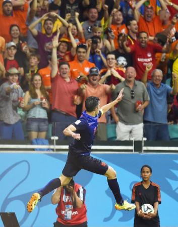 スペイン‐オランダ 後半、4点目を決めたファンペルシー(手前)と一緒に喜ぶオランダサポーター=サルバドル(共同)