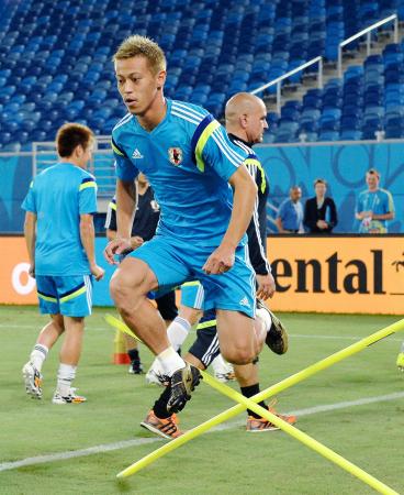 障害を飛び越え、ダッシュする本田(撮影・吉澤敬太)