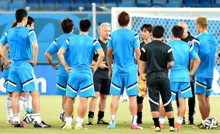 円陣を組み本田(右)ら選手に話をするザッケローニ監督(中央)=撮影・吉澤敬太