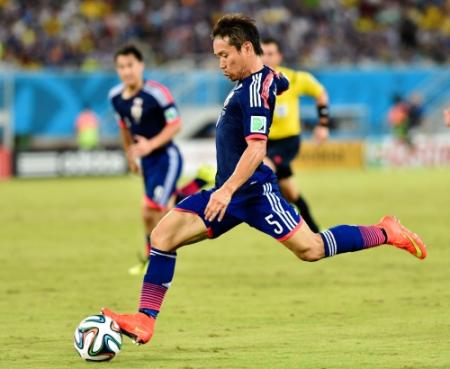 前半、クロスをあげる長友(撮影・吉澤敬太)