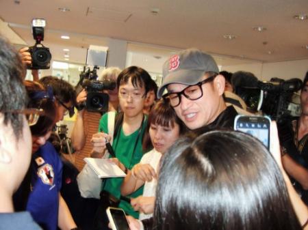 ブラジルから帰国してファンからサイン攻めにあう三浦知良(羽田空港)