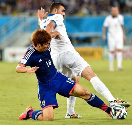 前半、スライディングでボールを奪う大迫(撮影・吉澤敬太)