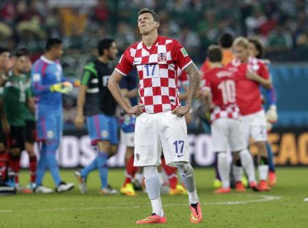 メキシコに敗れて決勝トーナメント進出を逃し、厳しい表情のクロアチア・マンジュキッチ=レシフェ(AP=共同)