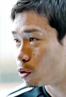 目を潤ませたまま、会見場に戻ってきた長友(撮影・吉澤敬太)