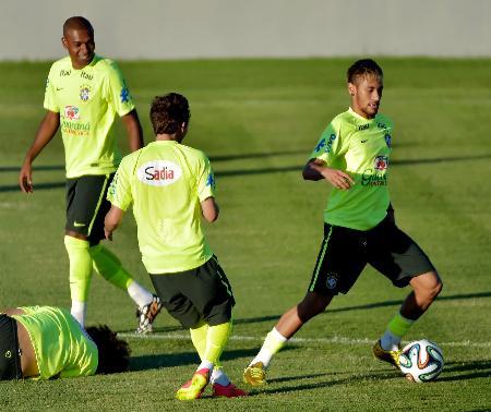 コロンビア戦を前に、調整するブラジルのネイマール(右)ら=3日、フォルタレザ(ゲッティ=共同)