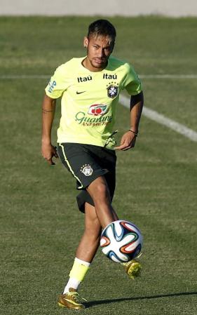 コロンビア戦を前に、調整するブラジルのネイマール=3日、フォルタレザ(ロイター=共同)