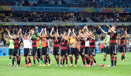 ブラジルに大勝し、サポーターの声援に応えるドイツイレブン(共同)