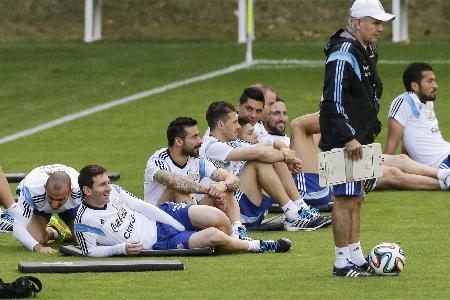 決勝に向け調整するメッシ(左手前)らアルゼンチンイレブン=10日、ベロオリゾンテ近郊(AP=共同)