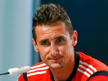 記者会見するドイツのクローゼ(ロイター=共同)