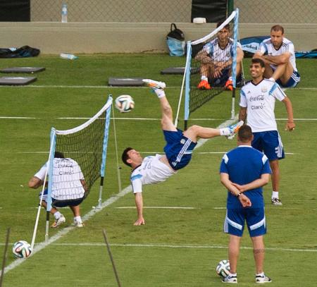 ドイツとの決勝に向け、調整するアルゼンチンのメッシ(中央)ら(AP=共同)