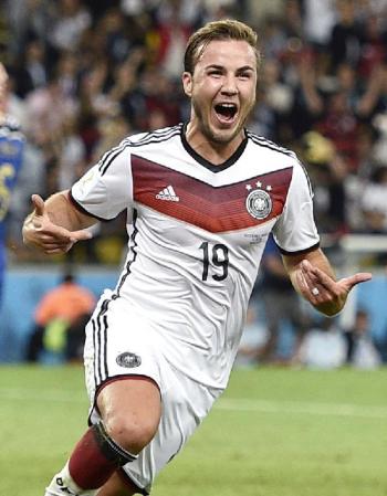 　ドイツ‐アルゼンチン　延長後半、ゴールを決め笑顔で駆けだすドイツのゲッツェ＝リオデジャネイロ（共同）