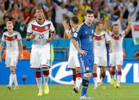 延長後半、ドイツにゴールを決められ、肩を落とすアルゼンチンのメッシ（手前右）（共同）