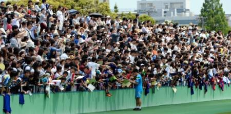 ５月１８日　欧州組自主トレで即席サイン会