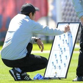 練習前にホワイトボードにフォーメーションを表示する西野監督