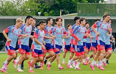 事前合宿で調整する久保（中央）ら日本代表＝モンテレイ近郊（共同）