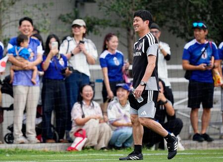 事前合宿で練習に臨む森保監督＝モンテレイ近郊（共同）