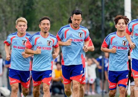 事前合宿で調整する（左から）堂安、長友、吉田、久保＝モンテレイ近郊（共同）