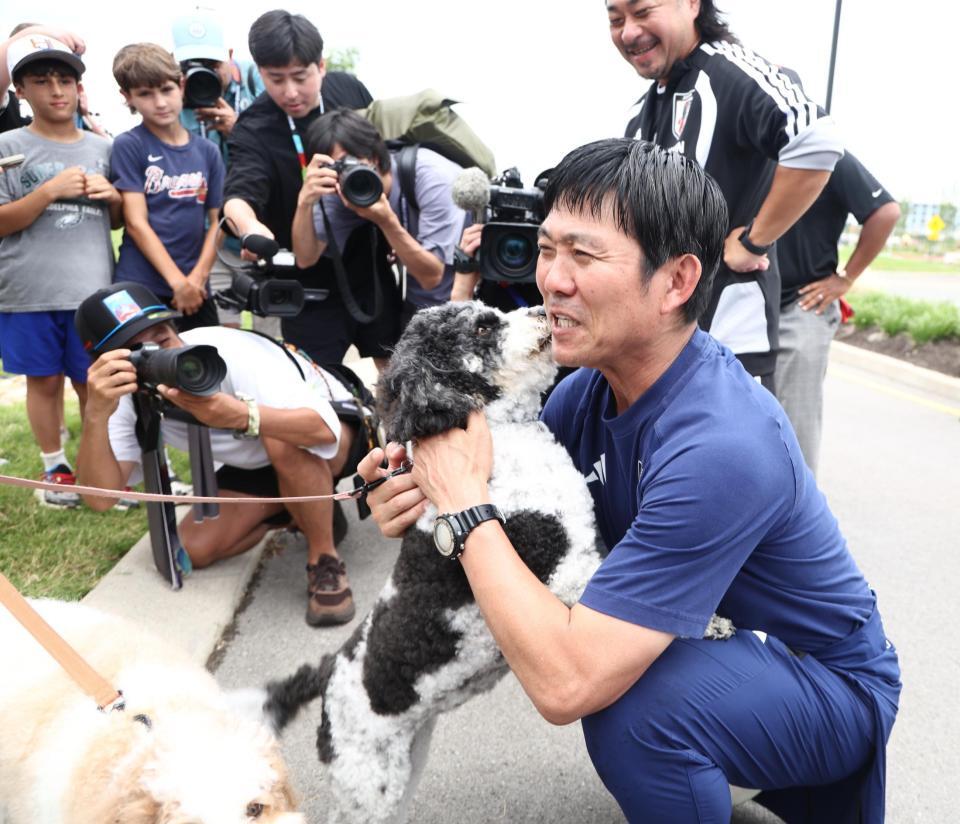 練習後、サポーターが連れた犬と戯れる森保監督