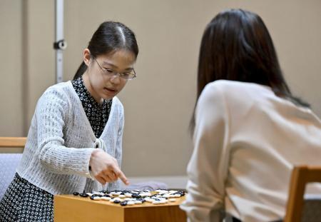 　囲碁の第４３期女流本因坊戦５番勝負の第３局で藤沢里菜女流本因坊（右）を破った牛栄子四段＝２８日午後、鳥取県湯梨浜町