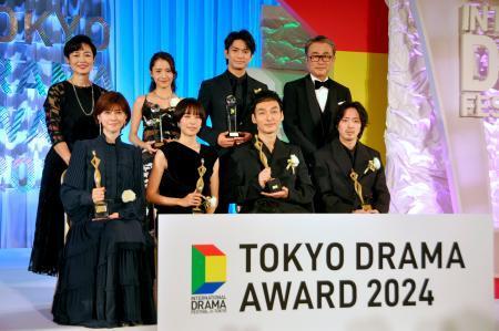 　「東京ドラマアウォード２０２４」の授賞式で、写真に納まる主演男優賞の草なぎ剛さん（前列右から２人目）ら＝２８日午後、東京都港区