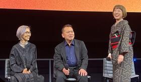 　シンポジウムの会場で話す（左から）豊川京子さん、西松忠さん、日比野直美さん＝１４日、ロサンゼルス（共同）