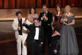 　米アカデミー賞授賞式で壇上に立つパベル・タランキンさん（中央左）＝１５日、ロサンゼルス（ＡＰ＝共同）