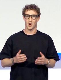　「メタ・レイバン・ディスプレー」をかけて講演するザッカーバーグＣＥＯ＝９月、米カリフォルニア州シリコンバレー（共同）