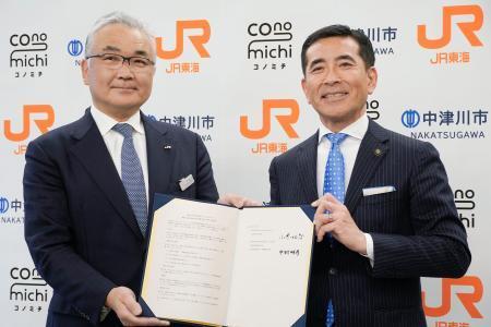　「関係人口」創出を目指す連携協定を締結した、岐阜県中津川市の小栗仁志市長（右）とＪＲ東海の中村明彦副社長＝２９日午後、中津川市