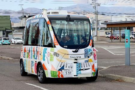 　自動運転の「レベル４」で走行するバス＝２５日午前、北海道上士幌町