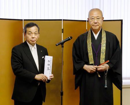 　「御開帳」の次回の日程を発表した善光寺の若麻績享則寺務総長（右）＝１９日午前、長野市