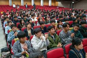 　歓迎式に参加した、静岡県立静岡高と山形県立米沢興譲館高の生徒ら＝３日、台北市（共同）