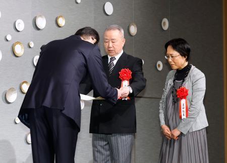 　「２０２５年　シチズン・オブ・ザ・イヤー」に選ばれ表彰を受ける置田和永さん（中央）と起美さん（右）夫妻＝２９日午前、東京都千代田区