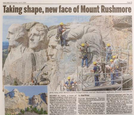 　トランプ米大統領の顔がラシュモア山に刻まれるとのうその内容のエープリルフール記事を掲載したデーリー・メール紙＝１日、ロンドン（共同）
