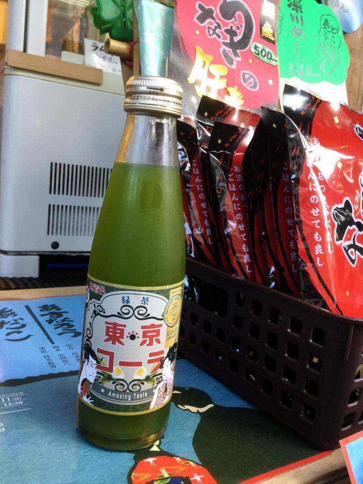土産物店の店頭に置かれた、緑色が特徴の「東京コーラ」＝東京・清澄