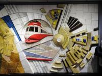 下北沢駅の大型陶板レリーフ。この幾何学的デザインがソ連的なものを連想させるのか？