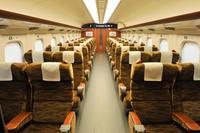 山陽・九州新幹線N700系  S編成の車内。指定席は片側２列+２列の４列シート。座席と座席の間にある中肘掛けの幅はゆとりの140ミリ