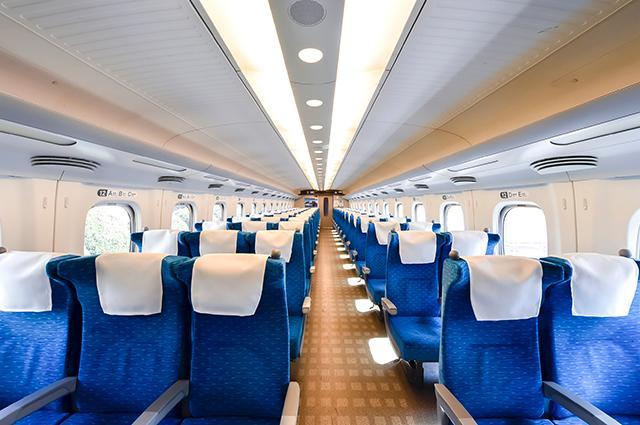 東海道・山陽新幹線N700A F編成の車内。肘掛けの幅は50ミリほど（写真はいずれもJR西日本提供）