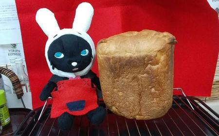 社長自ら焼いたパン、「東京創元社」の人気公式キャラクター「くらり」とともに（提供写真）