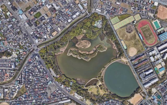 池の中に日本列島がある昆陽池公園  (C) Google