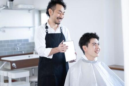 「薄毛が目立たなくなるような髪型」を意識する男性は約7割　※画像はイメージです（kapinon/stock.adobe.com）