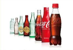 ２０２２年からはラベルレスのコカ・コーラも販売されています（提供：日本コカ・コーラ）