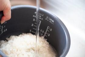 お米を洗えるタイプの内釜なら、「やさしくかき混ぜる」程度に洗うのはOK※画像はイメージです（decoplus/stock.adobe.com）