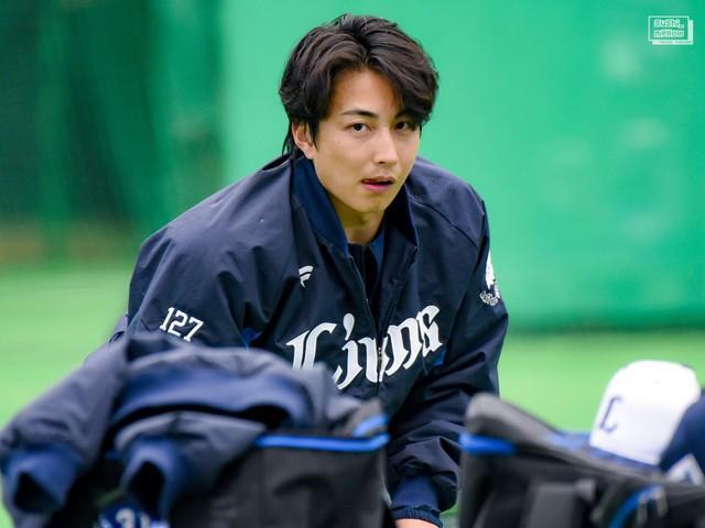 卸し売り購入 このイケメンは誰？」西武のピッチャーの写真が異例の大バズり 応援グッズ