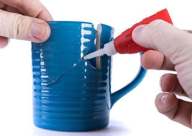 割れた食器の補修、「食べ物・飲み物がふれる部分」に接着剤は使えません！　※画像はイメージです（ecummings00/stock.adobe.com）