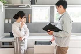 キッチンで食洗器の説明を受ける女性※画像はイメージです（buritora/stock.adobe.com）