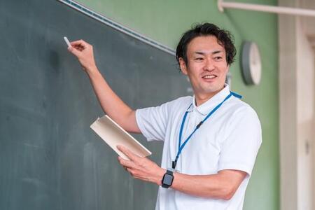 授業をする先生※画像はイメージです（buritora/stock.adobe.com）