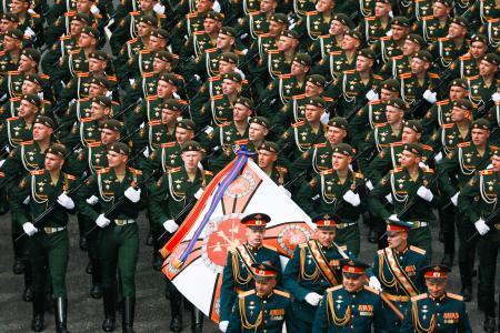 　９日、ロシア・モスクワで行われた対ドイツ戦勝記念日の軍事パレードで行進する兵士（タス＝共同）