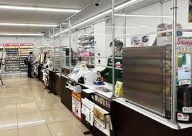 　深夜の１人勤務を想定し、防犯システムを導入したセブン-イレブンの店舗＝東京都江東区