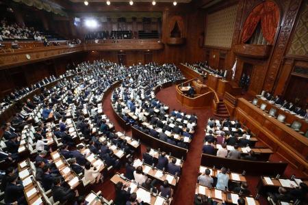 改正風営法が可決、成立した衆院本会議=20日午後