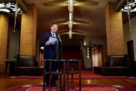 トランプ米大統領との電話会談後、取材に応じる石破首相=13日夜、首相公邸